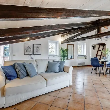 Trevi Legend Penthouse דירה